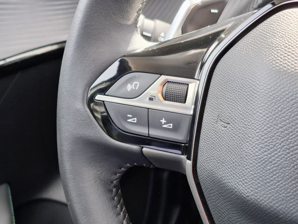 Peugeot 208 208 Allure Pack Puretech 130 Eat8 año 2023