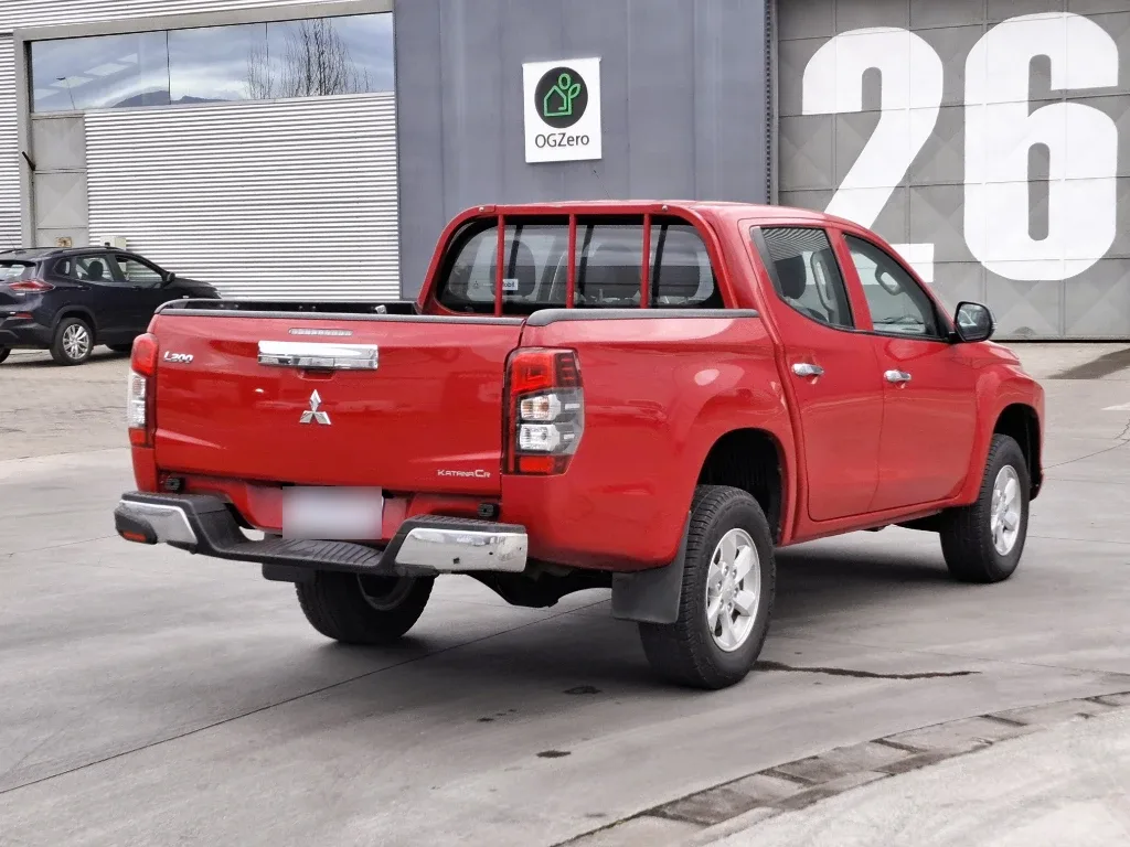 Mitsubishi L200 L200 Katana D/c 2.4 Td Mt Cr año 2022