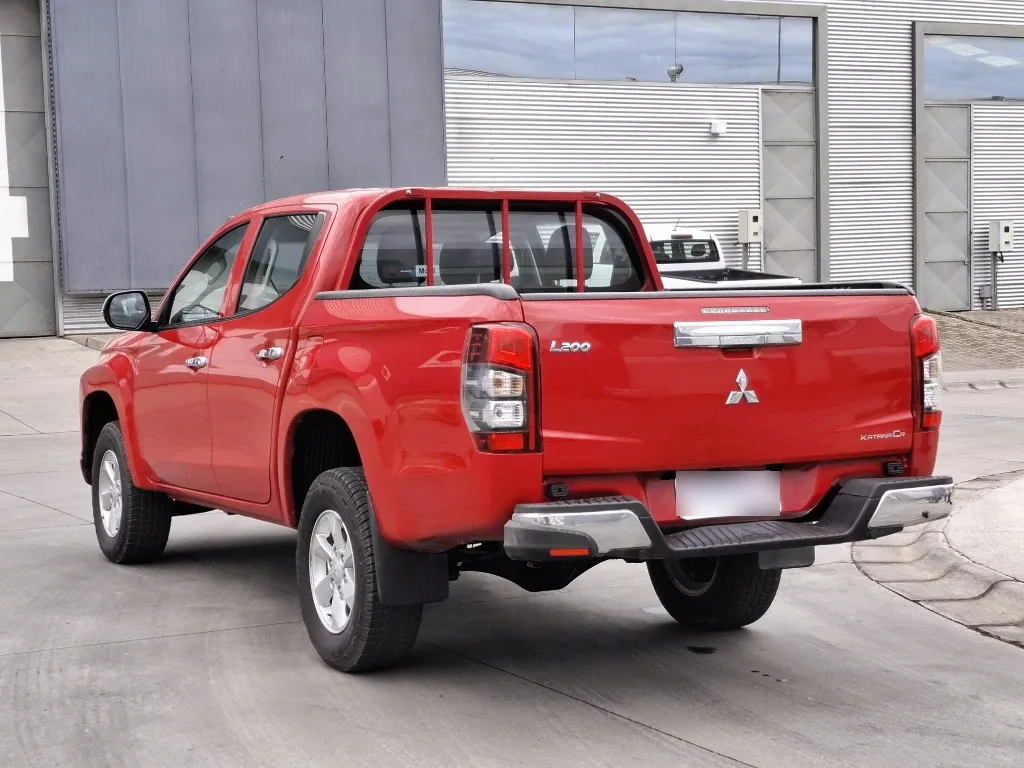 Mitsubishi L200 L200 Katana D/c 2.4 Td Mt Cr año 2022