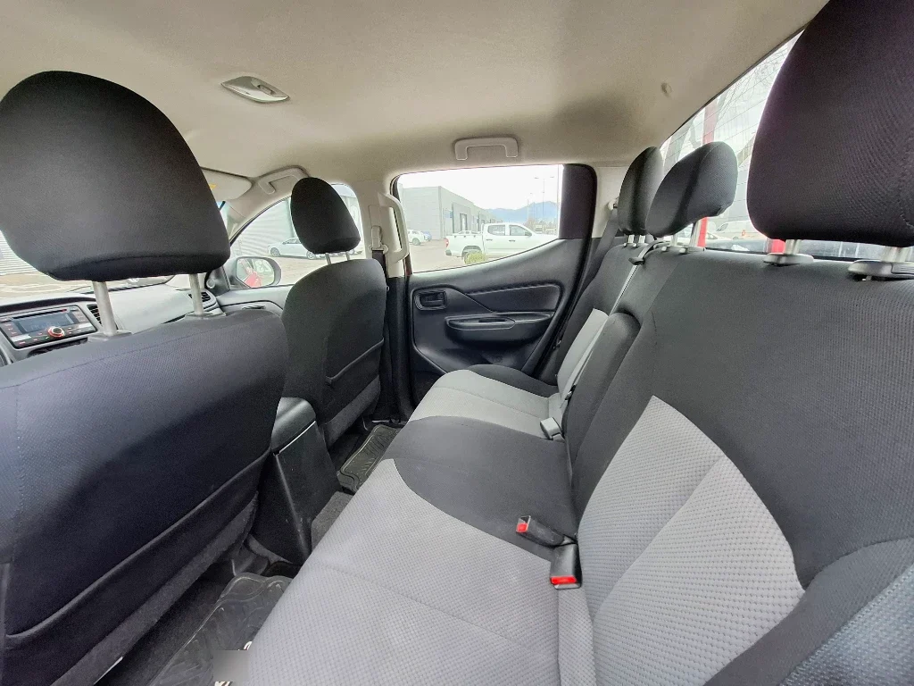 Mitsubishi L200 L200 Katana D/c 2.4 Td Mt Cr año 2022