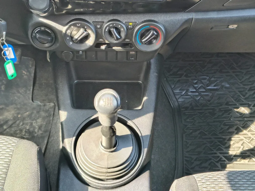 Toyota Hilux Dc 4x4 2.4 D Dx Mt año 2024
