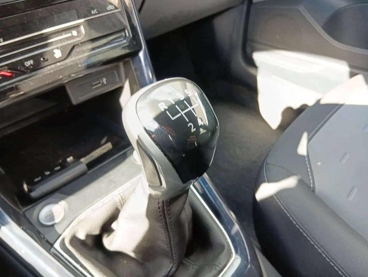 Volkswagen T-Cross 1.0 Tsi Comfortline 4x2 Mt5 5p año 2023