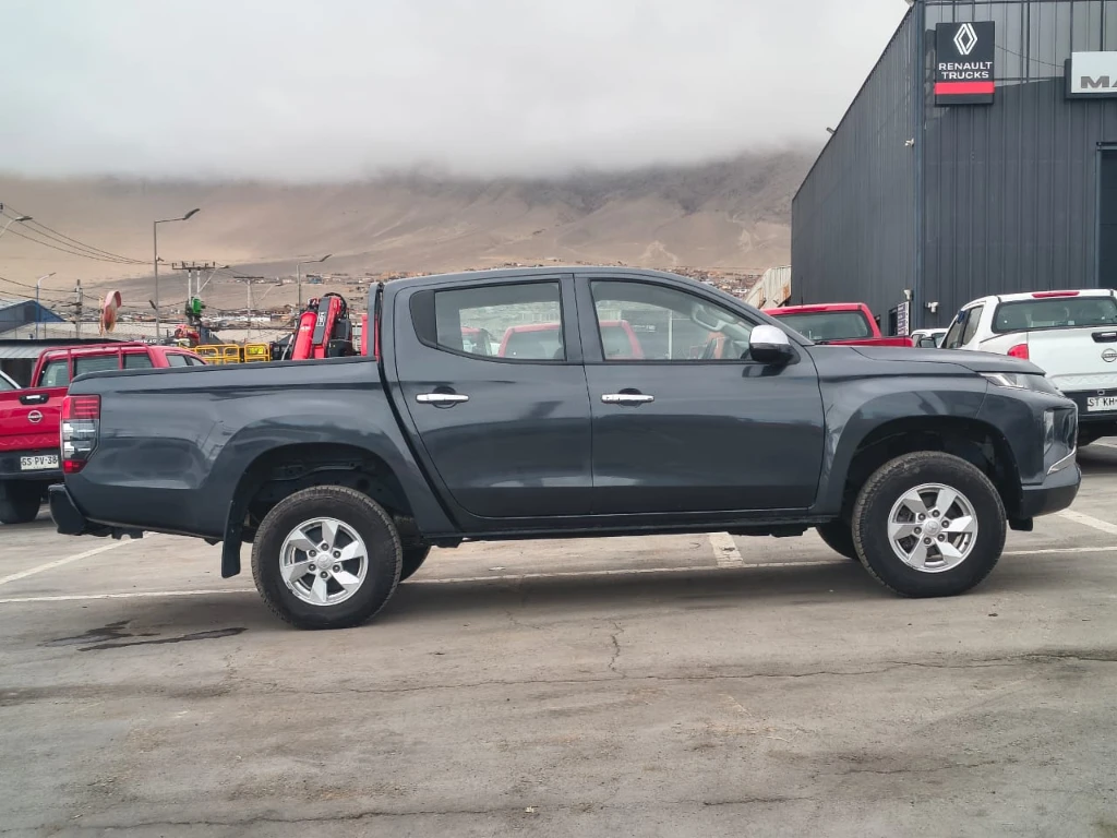 Mitsubishi L200 Katana D/c 2.4 Td Mt Cr 4x2 año 2023