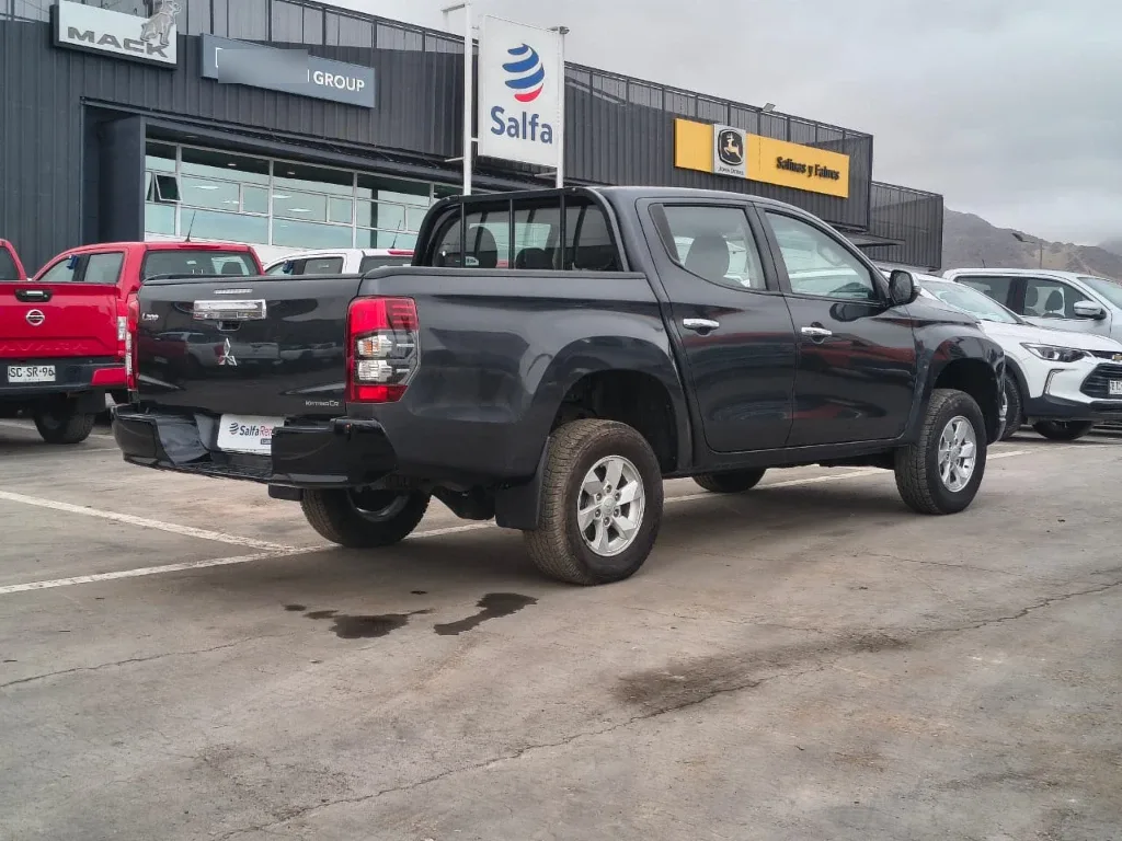 Mitsubishi L200 Katana D/c 2.4 Td Mt Cr 4x2 año 2023
