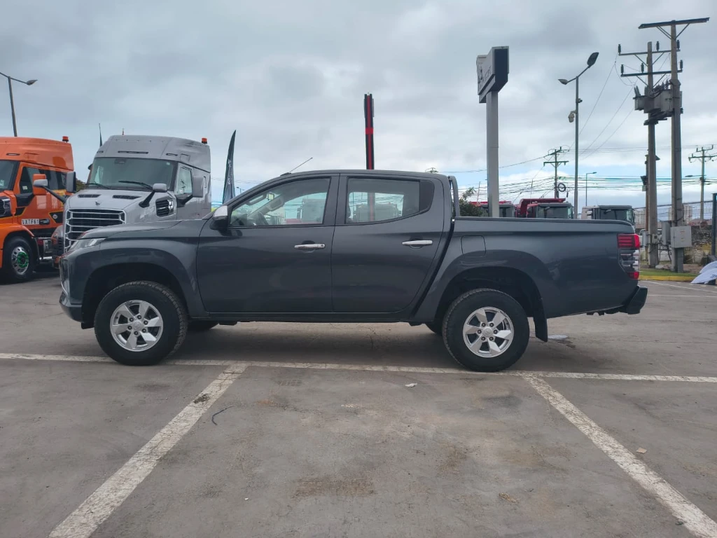 Mitsubishi L200 Katana D/c 2.4 Td Mt Cr 4x2 año 2023