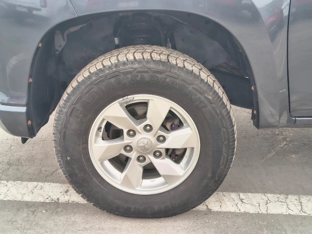 Mitsubishi L200 Katana D/c 2.4 Td Mt Cr 4x2 año 2023