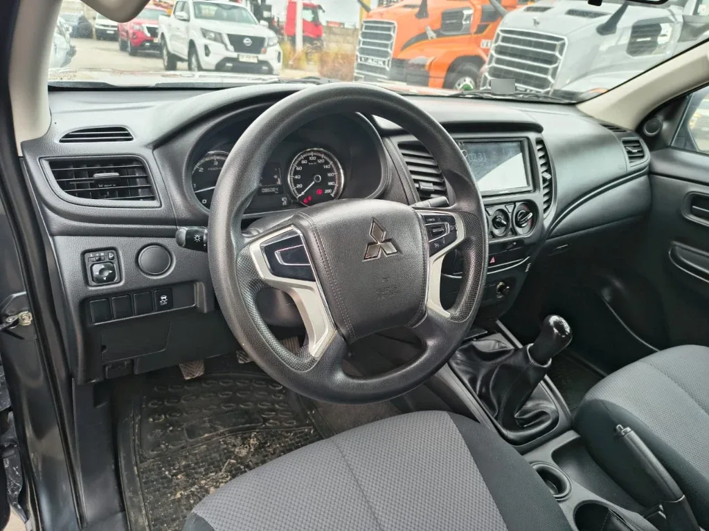 Mitsubishi L200 Katana D/c 2.4 Td Mt Cr 4x2 año 2023