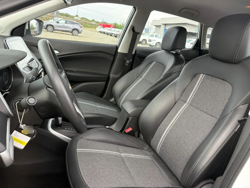 Chevrolet Tracker 1.2t Ltz R 4x2 At 5p año 2025
