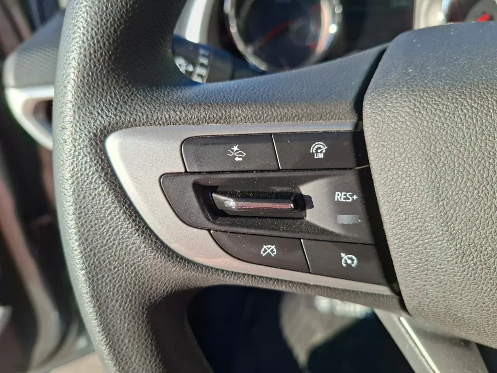 Chevrolet Tracker 1.2t Ltz R 4x2 At 5p año 2025