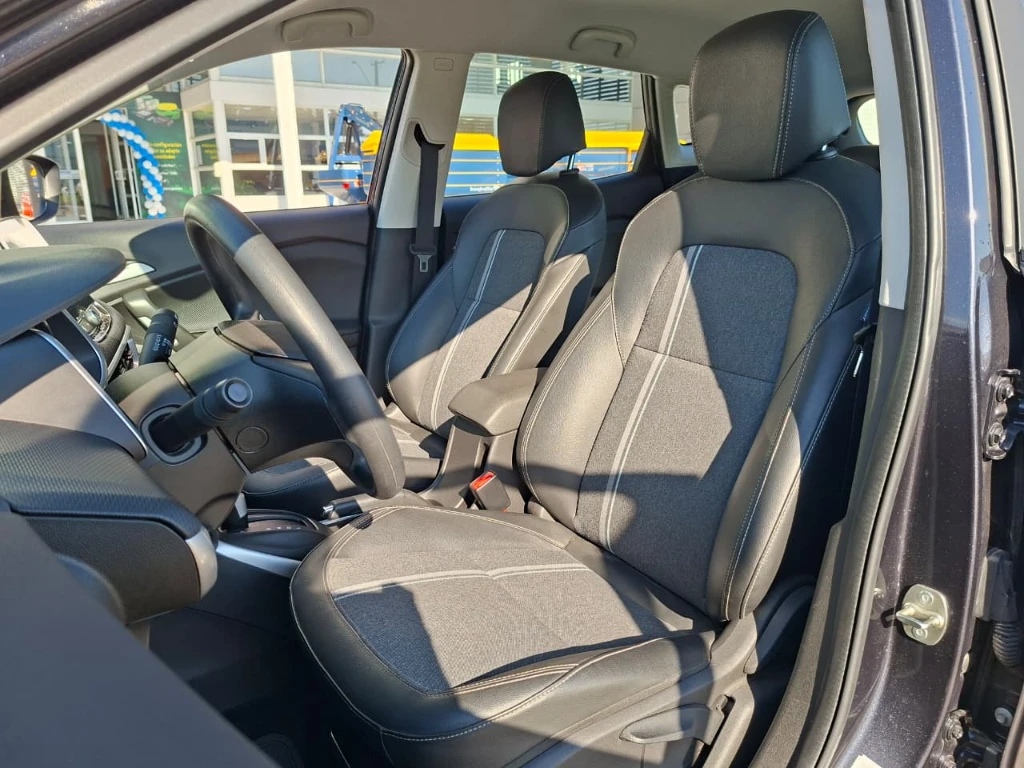 Chevrolet Tracker 1.2t Ltz R 4x2 At 5p año 2025