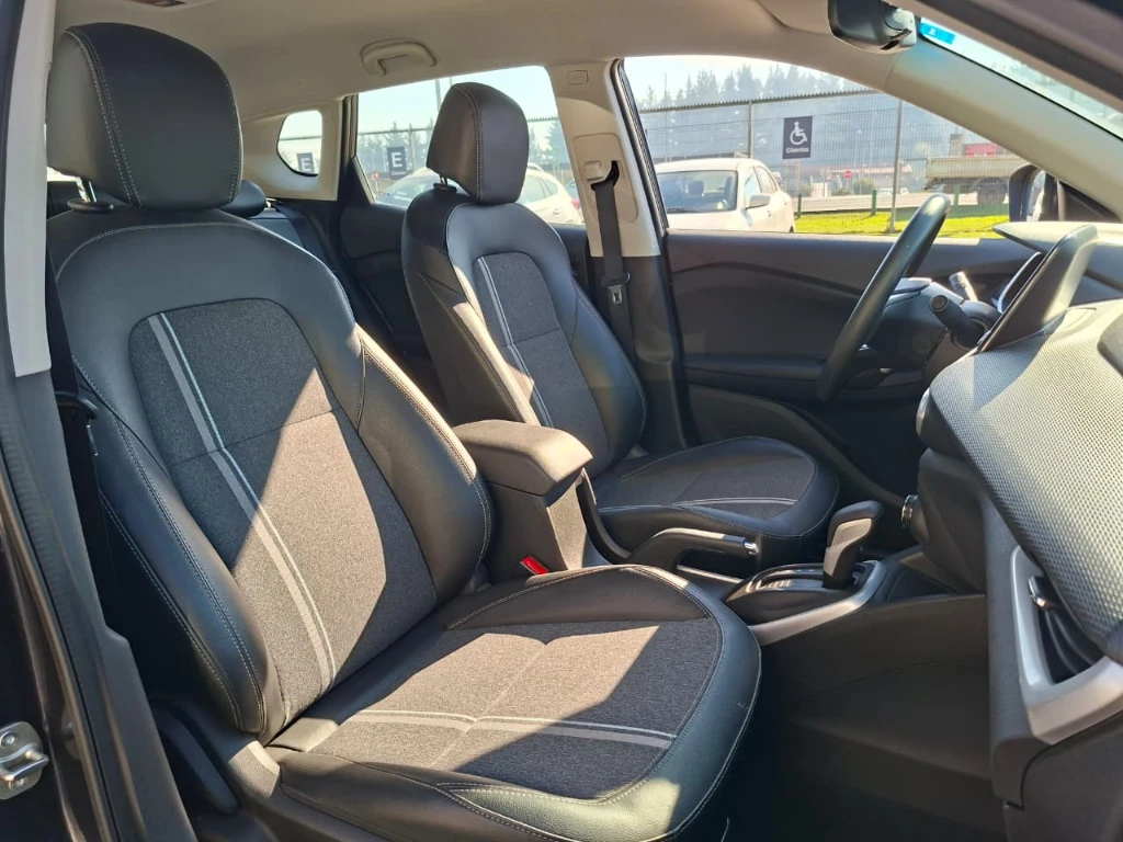 Chevrolet Tracker 1.2t Ltz R 4x2 At 5p año 2025