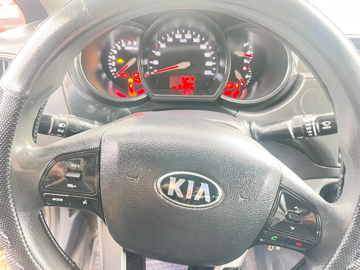 KIA MOTORS RIO 4 1.4 Ex Mt año 2014