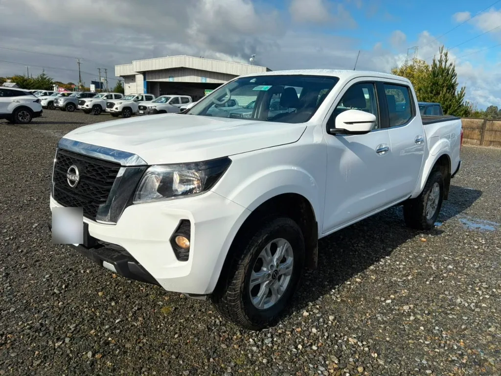 Nissan Navara D Cab 4x4 2.3 At año 2023