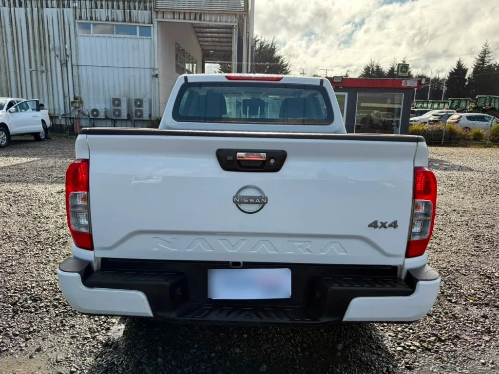 Nissan Navara D Cab 4x4 2.3 At año 2023