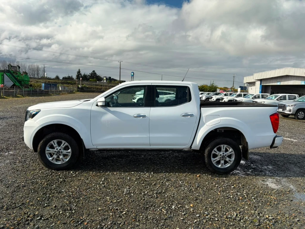 Nissan Navara D Cab 4x4 2.3 At año 2023