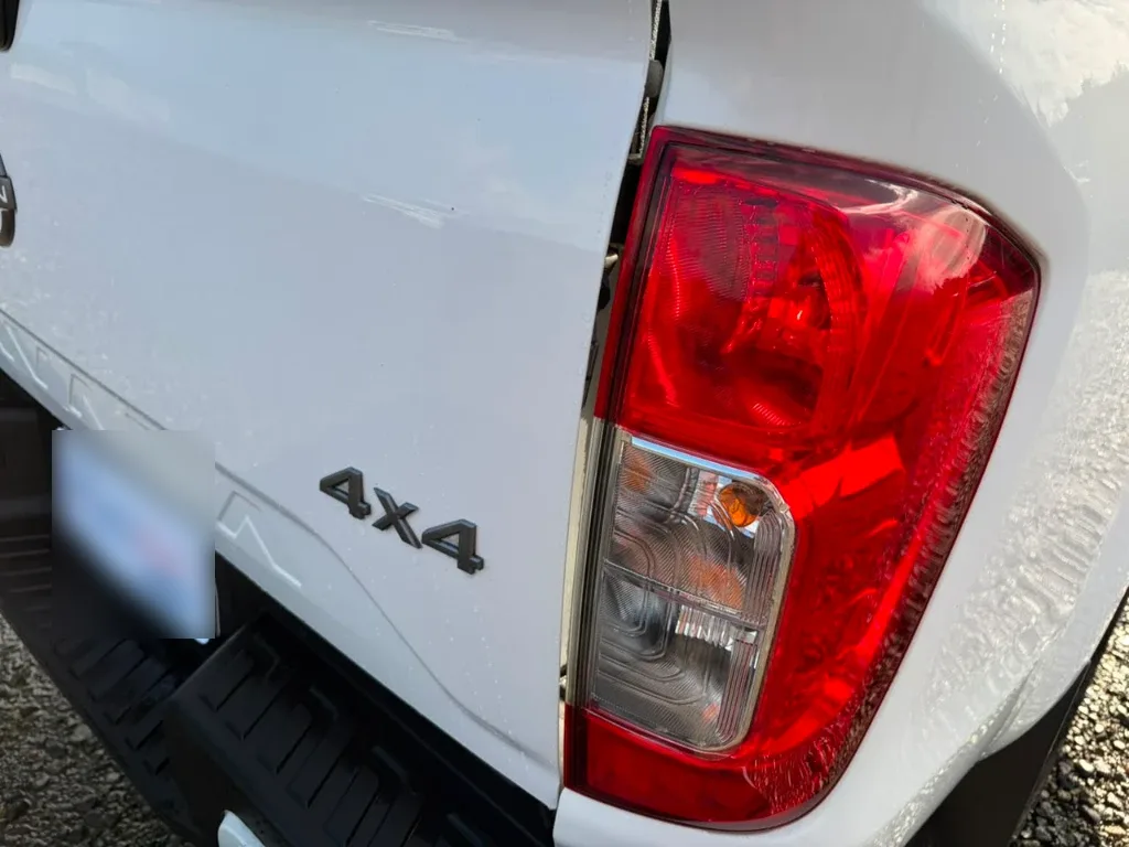 Nissan Navara D Cab 4x4 2.3 At año 2023