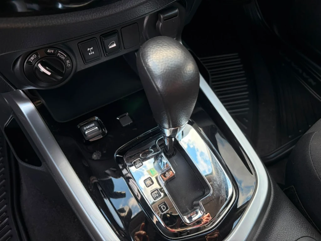 Nissan Navara D Cab 4x4 2.3 At año 2023