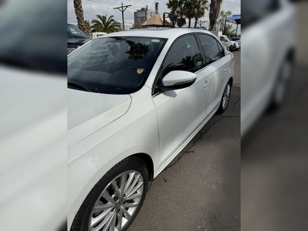 Volkswagen Bora 1.4 Luxury 4x2 At 4p año 2016