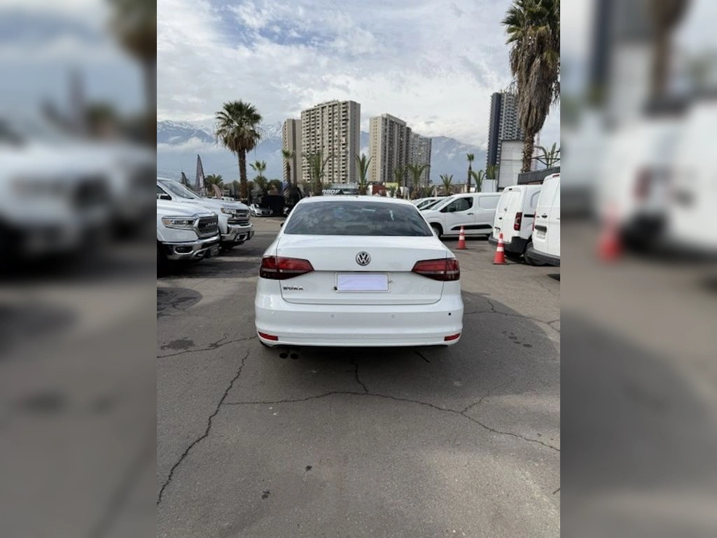 Volkswagen Bora 1.4 Luxury 4x2 At 4p año 2016