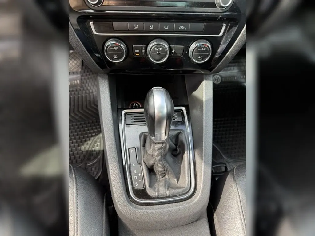 Volkswagen Bora 1.4 Luxury 4x2 At 4p año 2016
