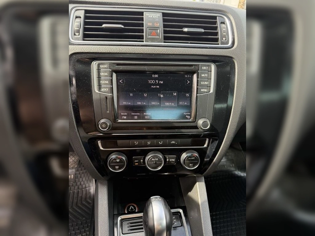 Volkswagen Bora 1.4 Luxury 4x2 At 4p año 2016