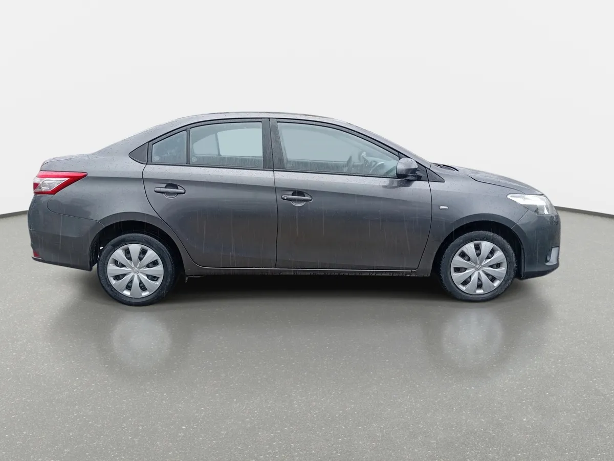 Toyota Yaris 1.5 Gli E 4x2 Mt 4p año 2017