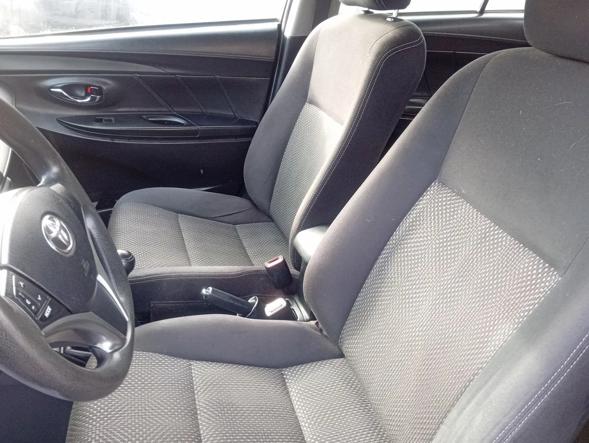 Toyota Yaris 1.5 Gli E 4x2 Mt 4p año 2017