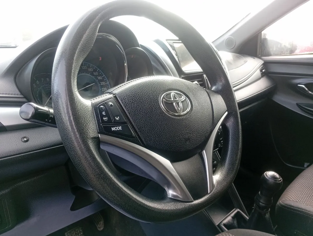 Toyota Yaris 1.5 Gli E 4x2 Mt 4p año 2017