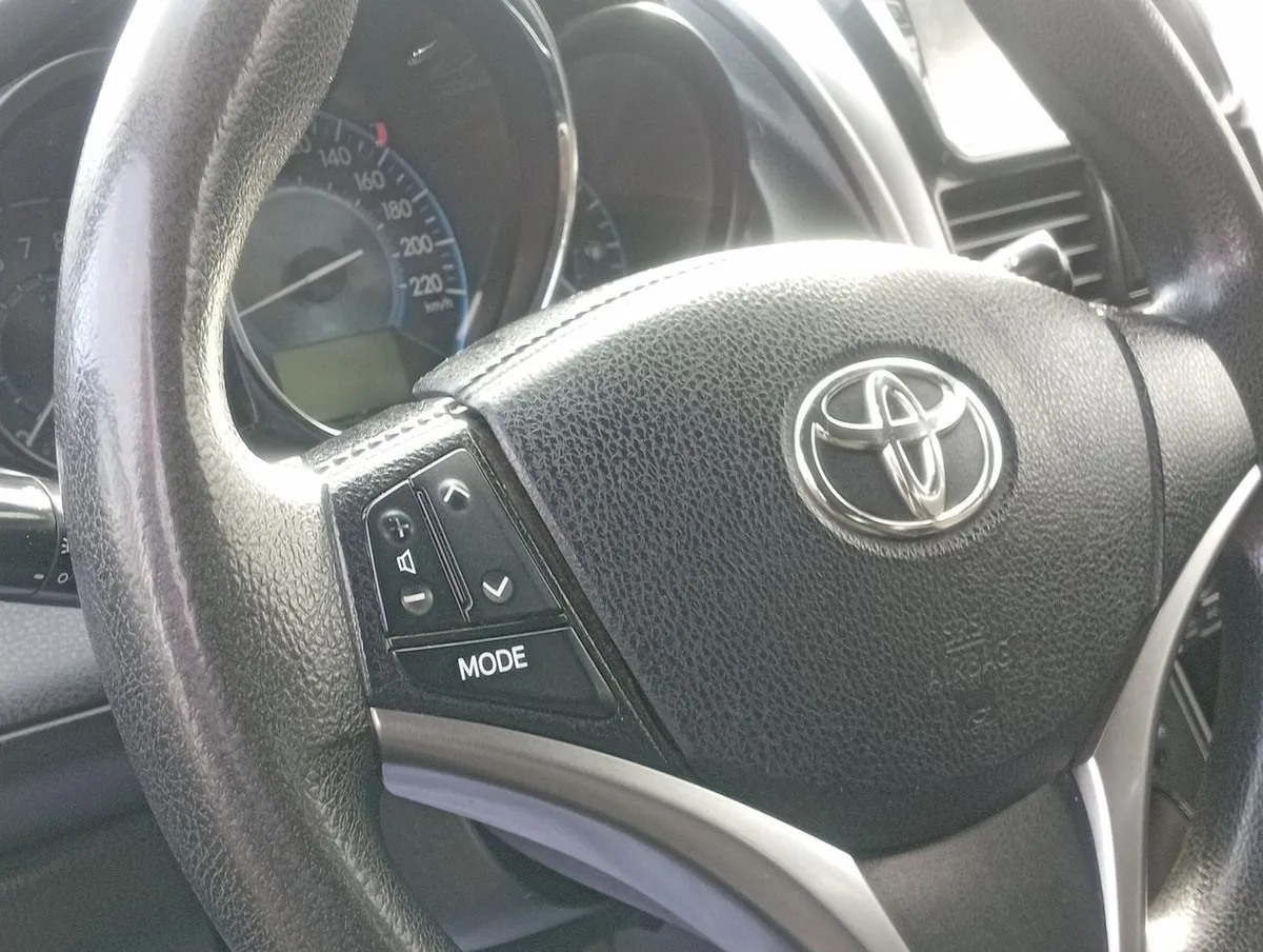 Toyota Yaris 1.5 Gli E 4x2 Mt 4p año 2017