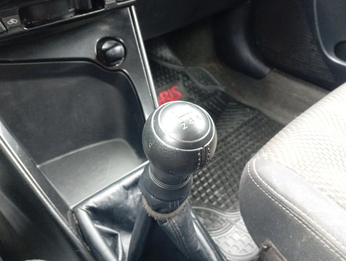 Toyota Yaris 1.5 Gli E 4x2 Mt 4p año 2017