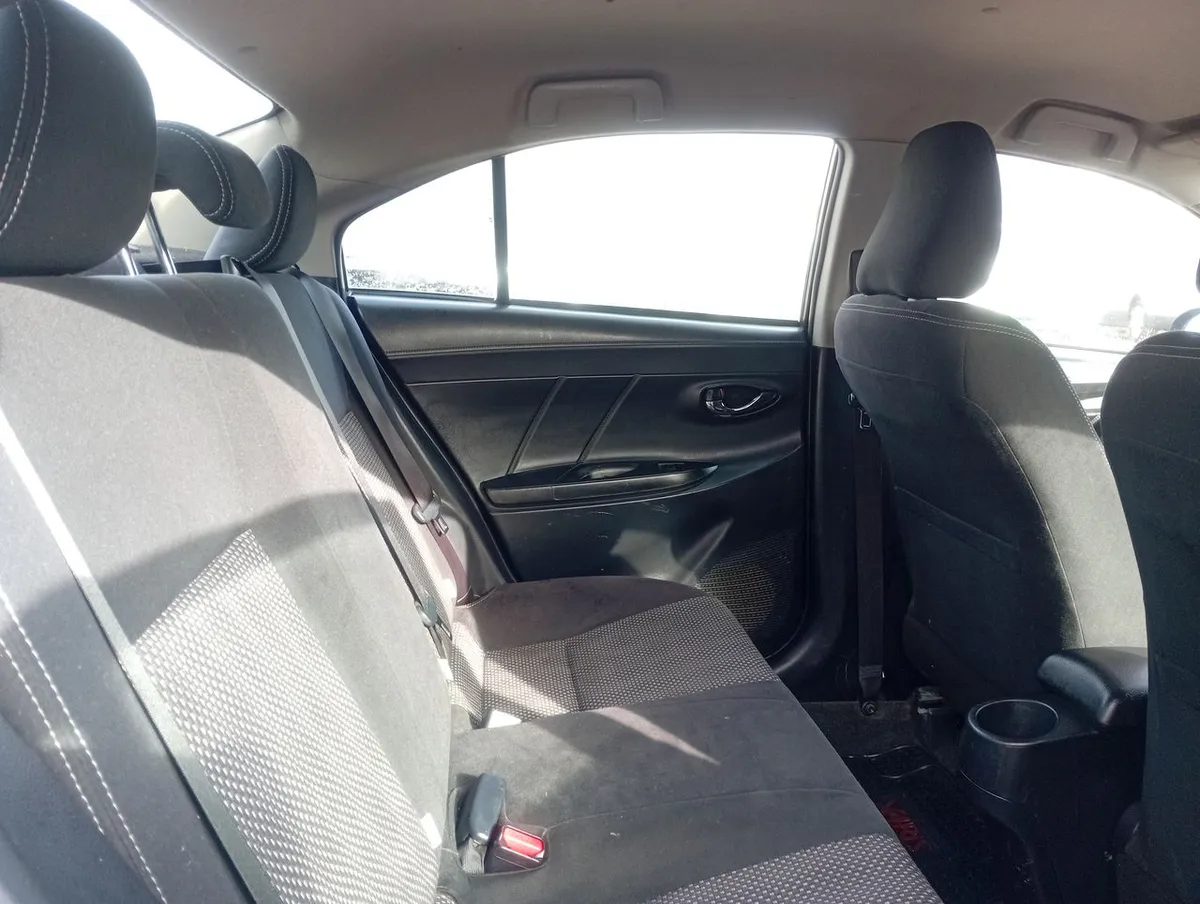 Toyota Yaris 1.5 Gli E 4x2 Mt 4p año 2017