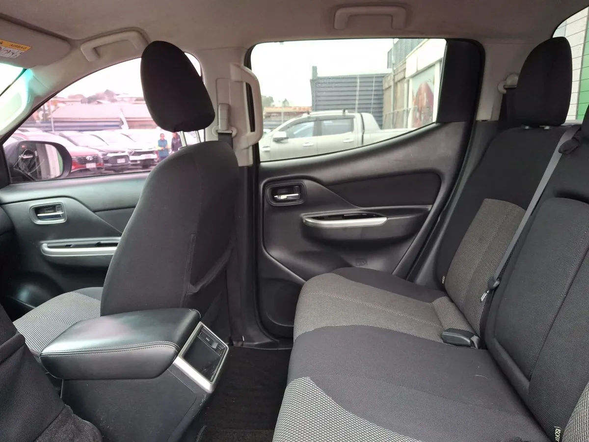 Mitsubishi L200 2.4 Dakar Crs Diesel Dob. Cab. 4x4 At 4p año 2021