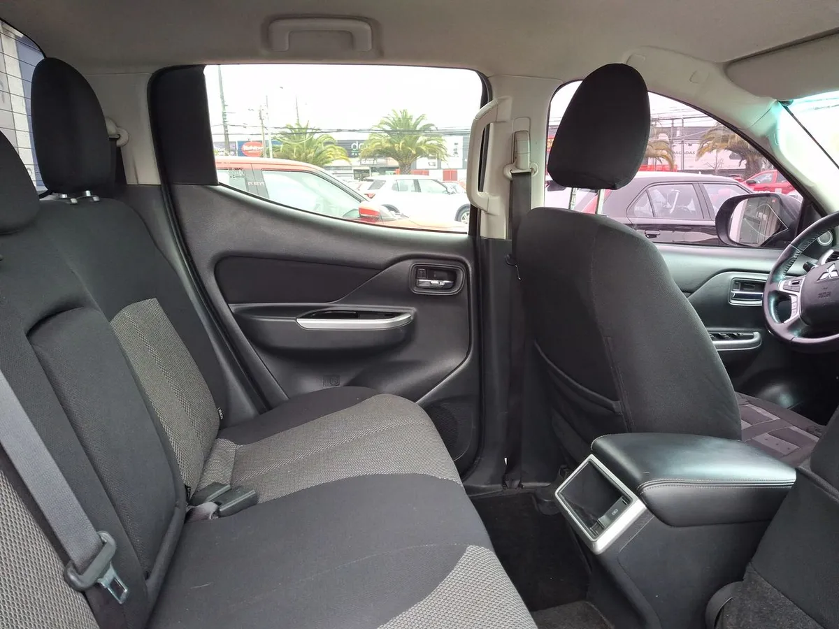 Mitsubishi L200 2.4 Dakar Crs Diesel Dob. Cab. 4x4 At 4p año 2021