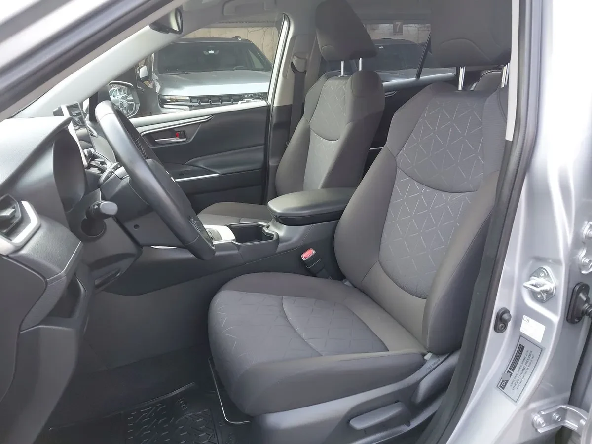 Toyota Rav 4 2.0 Xle 4x2 Cvt At 5p año 2025