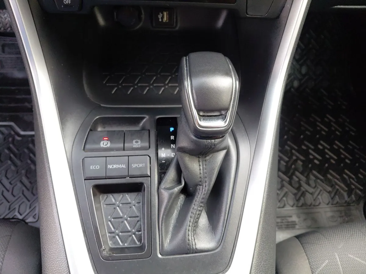 Toyota Rav 4 2.0 Xle 4x2 Cvt At 5p año 2025