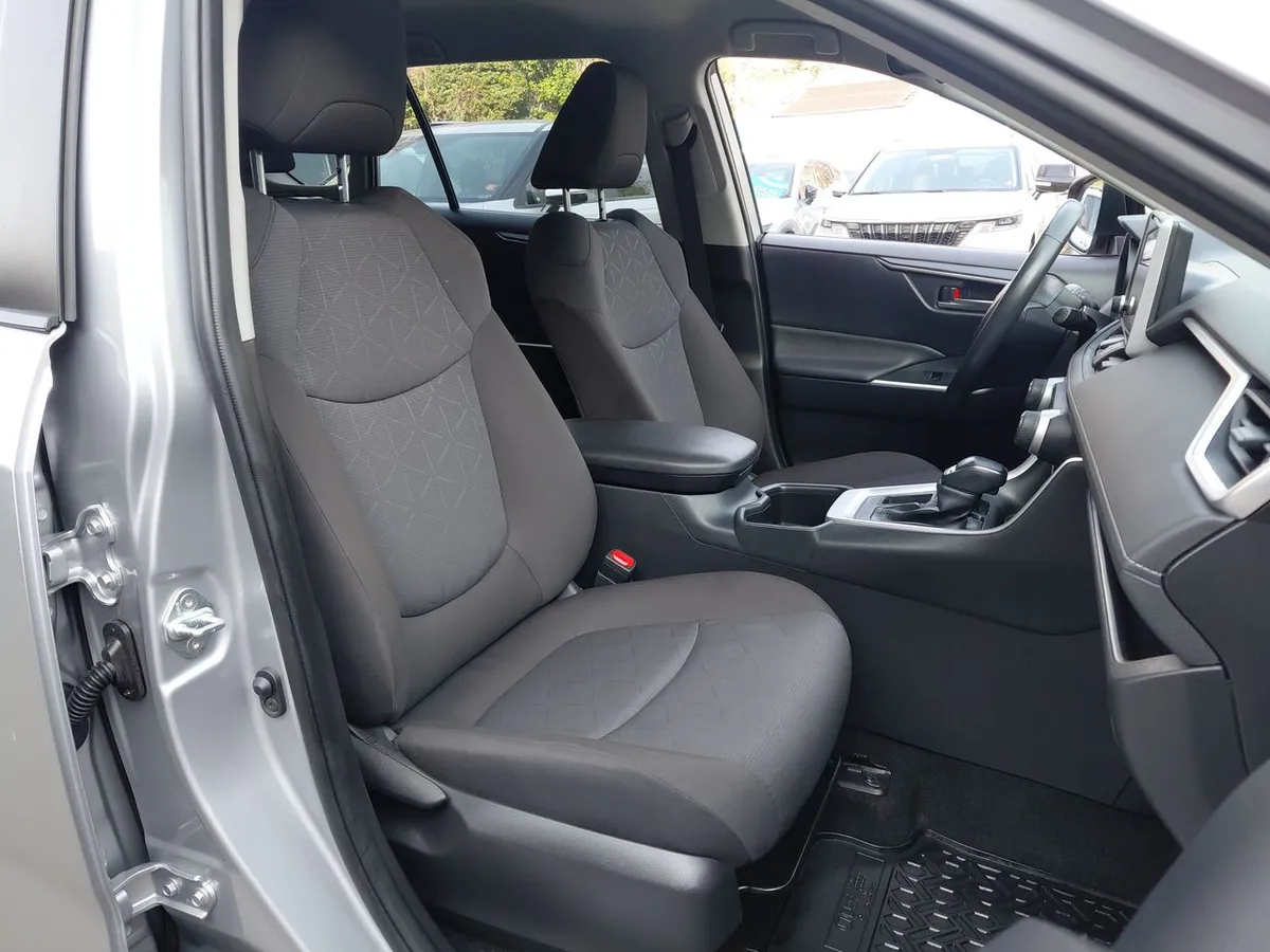 Toyota Rav 4 2.0 Xle 4x2 Cvt At 5p año 2025