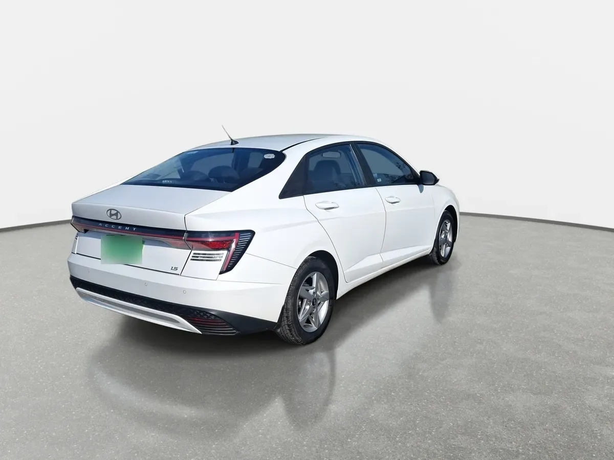 Hyundai Accent 1.5 Plus 4x2 At 4p año 2024
