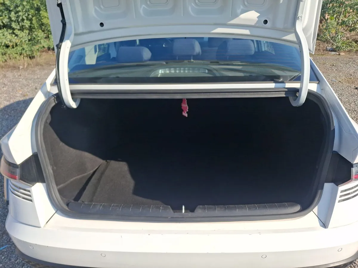 Hyundai Accent 1.5 Plus 4x2 At 4p año 2024