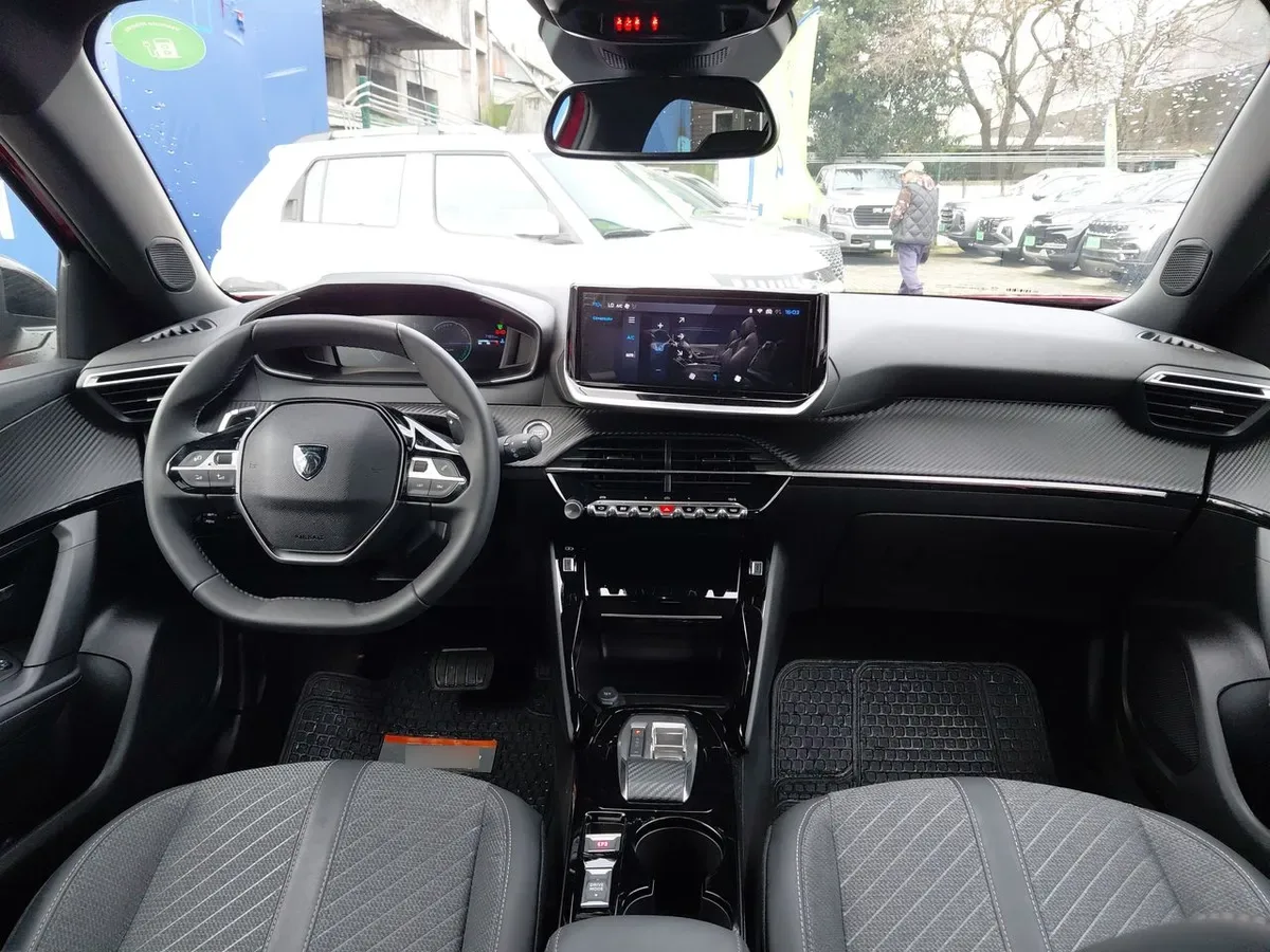 Peugeot 2008 1.2 Mca Allure Mhev 136hp 4x2 At 5p año 2026