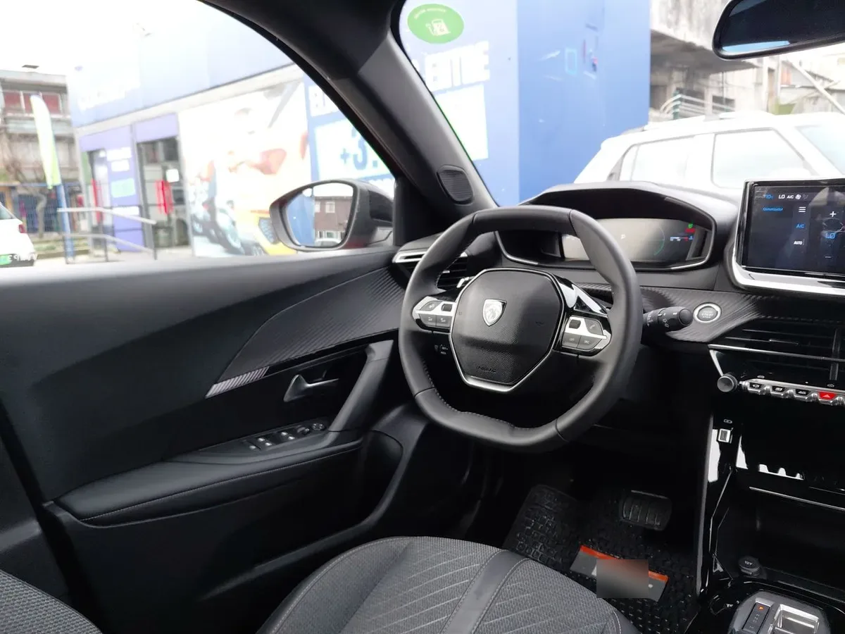 Peugeot 2008 1.2 Mca Allure Mhev 136hp 4x2 At 5p año 2026