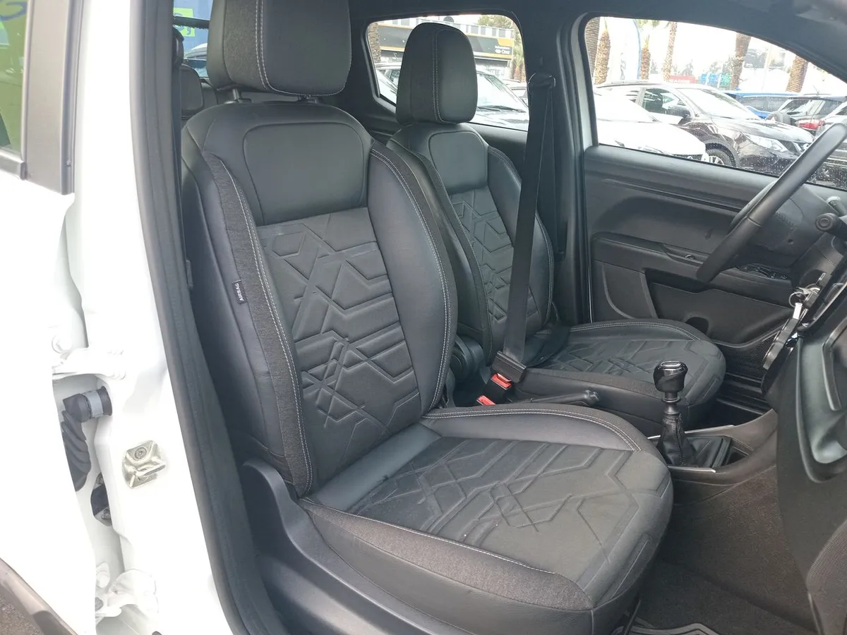 Ram 700 1.3 Laramie 4x2 Dob. Cab. Mt 4p año 2023