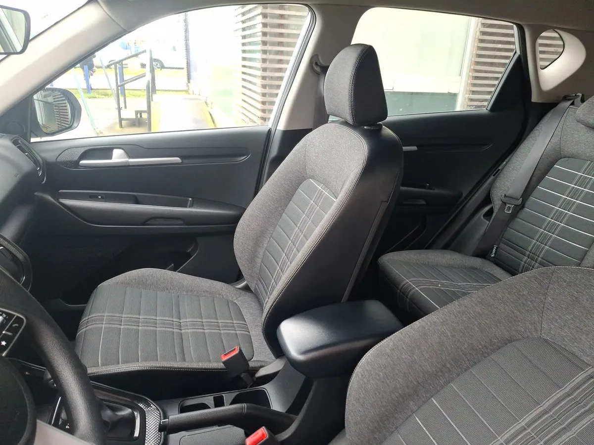 Kia Sonet 1.5 Ex 4x2 Ivt Ri At 5p año 2025