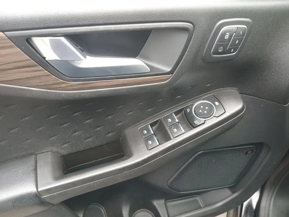 Ford Escape 2.5 Atkinson Titanium Hibrido Awd At 5p año 2021