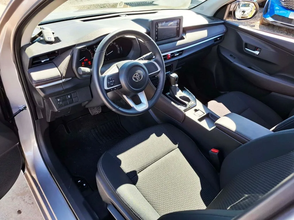 Toyota Yaris 1.5 E 4x2 Sdn Cvt At 4p año 2026