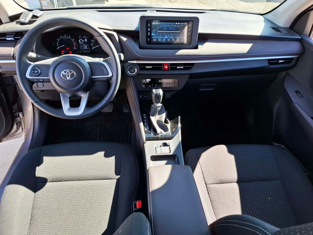 Toyota Yaris 1.5 E 4x2 Sdn Cvt At 4p año 2026