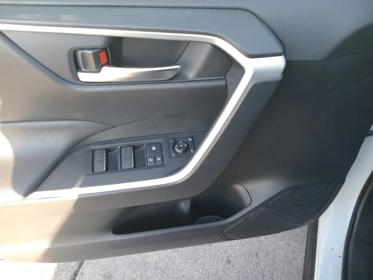 Toyota Rav 4 2.0 Xle 4x2 Cvt At 5p año 2024