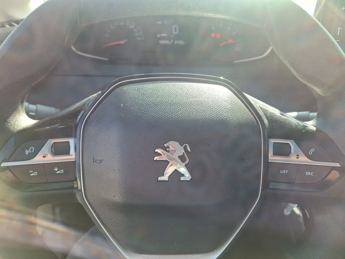 Peugeot 208 1.2 Style Puretech 75 4x2 Mt 5p año 2023