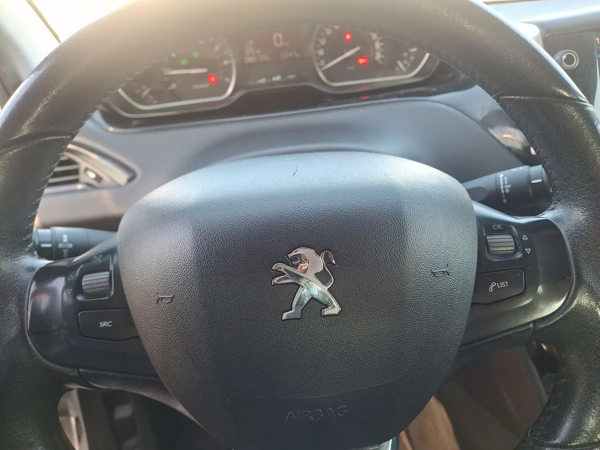Peugeot 208 1.2 Active Pack Puretech 4x2 82hp Mt 5p año 2019