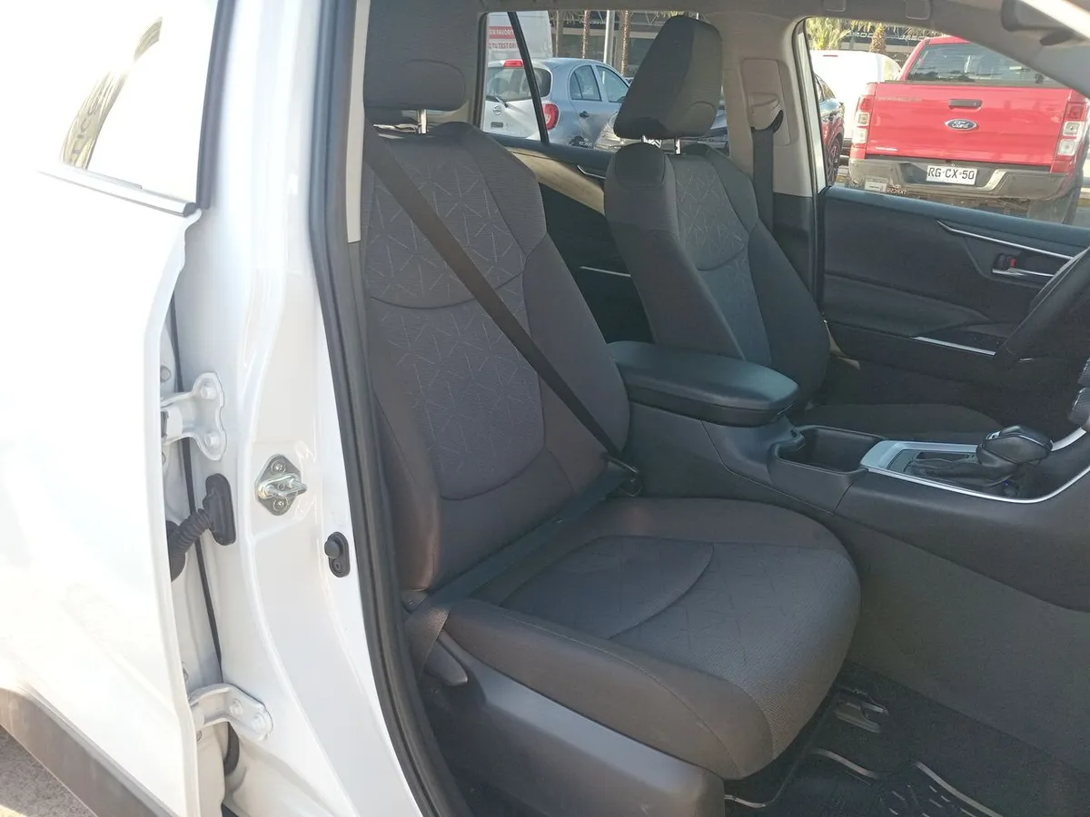 Toyota Rav 4 2.0 Xle 4x2 Cvt At 5p año 2024