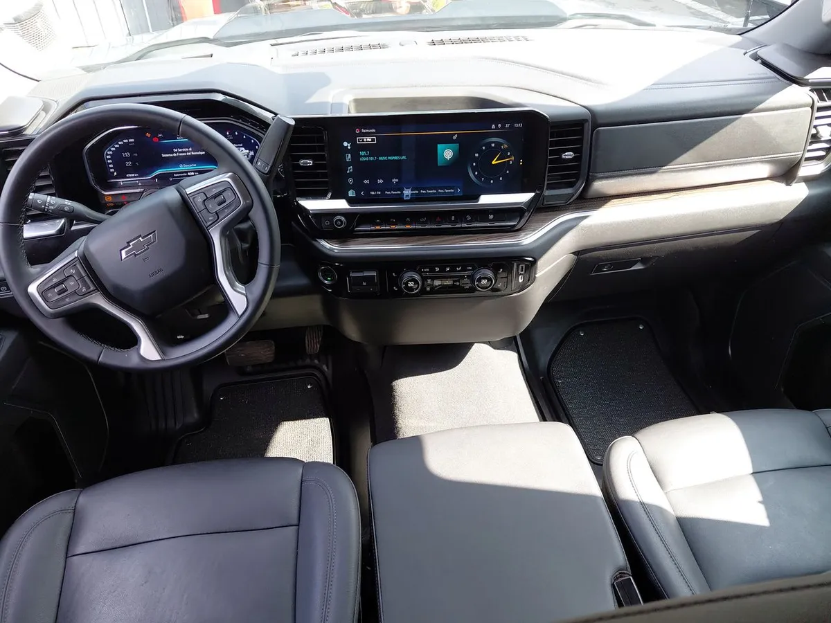 Chevrolet Silverado 5.3 Lt Trail Boss Z71 4x4 At 4p año 2024